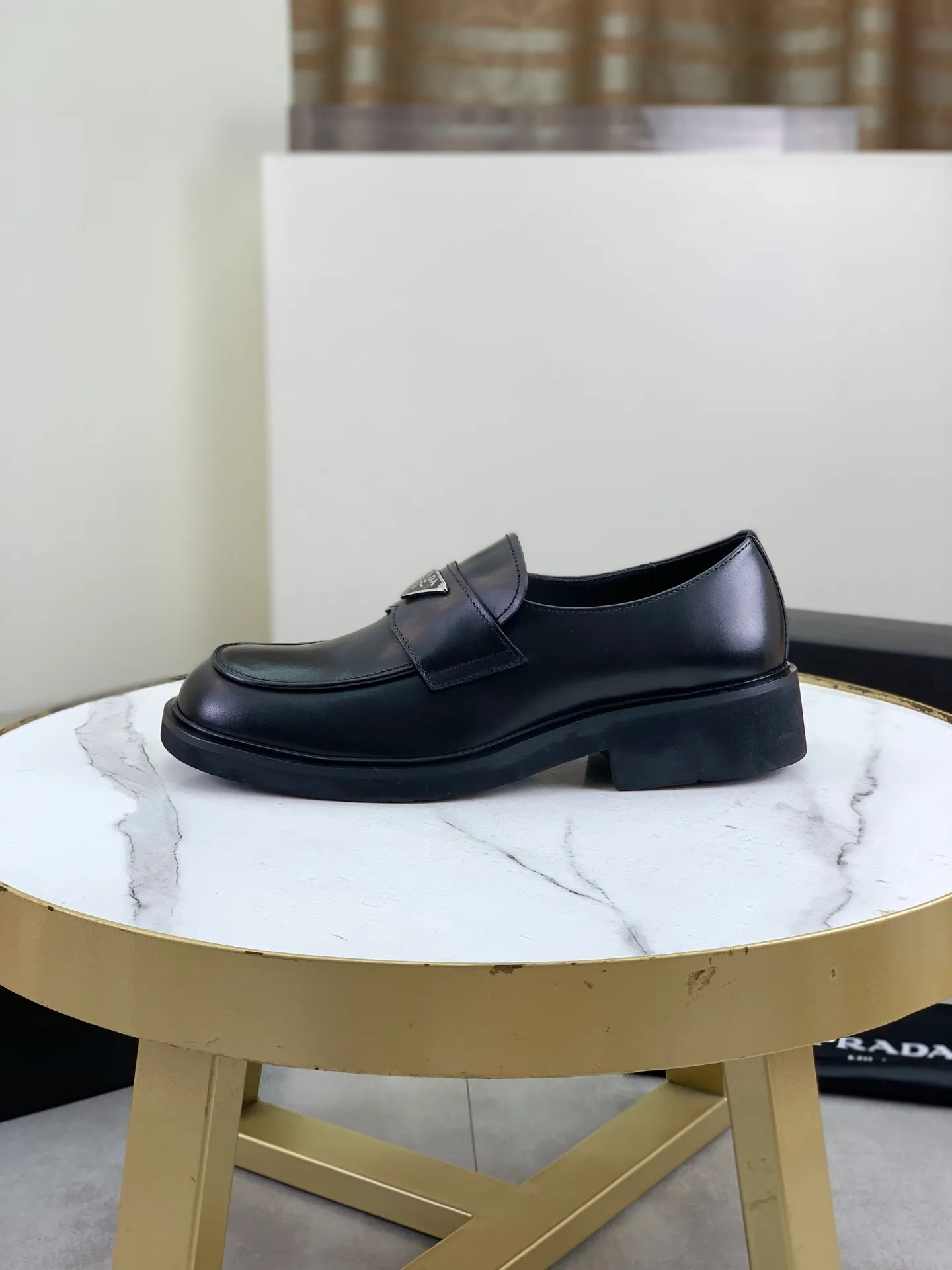 Factory price P840 💰Original quality, top version🔱 ＰＲＡＤＡPrada. Men's business casual leather shoes, top quality cow leather. 1:1 shipment ⬆️Luxurious and noble, all made of imported original first-layer fine suede cowhide, just to create a more comfortable wearing experience. Upper: original comfortable open-edge bead-rubbed calfskin ➕Top imported water-dyed full cow lining, original high-end lightweight and comfortable TPU combination bottom ✔️Code number: 39-44 (38 45 Can be customized)